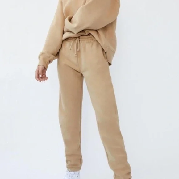 Aritzia Super World™ THE SUPER FLEECE™ Oversized Sweatpant - Picture 1 of 11